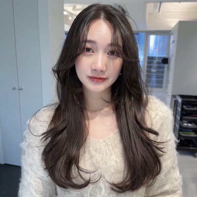 重めベースでも柔らかいムードに！ハイレイヤーのデザインロングヘア｜最旬ヘアカタログ
