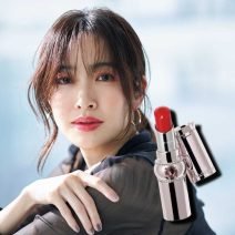 【ジルスチュアート】透ける赤リップの甘さが、黒コーデの鮮度を上げる！｜美的GRAND