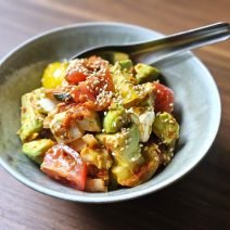 混ぜるだけ、時短で美肌な食べ応えサラダ「アボトマクリチキムチ」【Today’s SALAD #274】