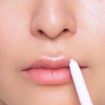 プロ直伝！ 「人中埋めメイク」で小顔見せ♡ メイクのポイント＆使用アイテムは？