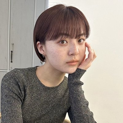 シンプルなミニボブは、フルバング＆暖色カラーで洒落感をプラス｜最旬ヘアカタログ