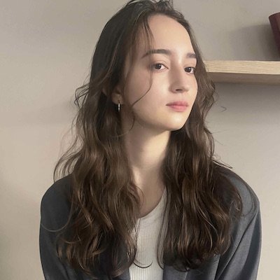 春っぽい抜け感も！長めバング＋ラベージュカラーでロングヘアを大人見せ｜最旬ヘアカタログ