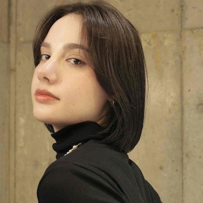 アッシュベージュで大人っぽく！柔らかニュアンスをプラスしたお洒落ボブ｜最旬ヘアカタログ
