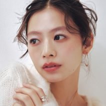 ケイトのピンク眉マスカラで抜け感をプラス！ この春トライしたい華やかメイク