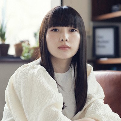 重めバングで差をつける！地毛風カラーのツヤ感ロング｜最旬ヘアカタログ