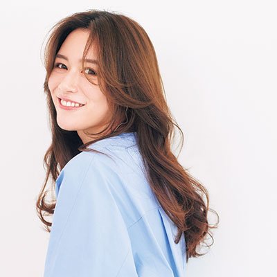 毛先カールのシルエットが優美で大人の余裕を醸し出す♡【フェミニンタイプ】