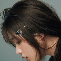 髙橋ひかる×プラダ ビューティ｜ライトブルーの目尻ラインで大人の遊び心が光る顔に