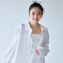 安達祐実が纏う春リップ。ベージュを知的に昇華させるサテンの質感｜美的GRAND