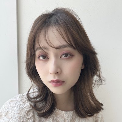 くびれがかわいい！春のピンクメイクに映えるひし形ミディ｜最旬ヘアカタログ
