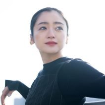 安達祐実が纏うサテンリップ。ブラウンレッドで唇をメイクの主役に｜美的GRAND