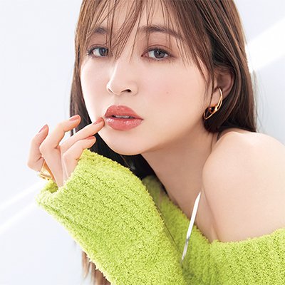 ひと塗りで抜け感・しゃれ感♡ 大人の印象操作ができる“ツヤむちっ”リップ3選