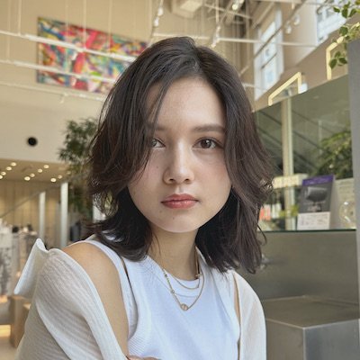 春のくびれはコレ！大きめカールの大人っぽミディ｜最旬ヘアカタログ