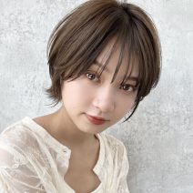 透け感バングで大人かわいい！春にぴったりな耳掛け外ハネショート｜最旬ヘアカタログ