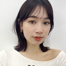 人気の暗髪でも柔らか見せ！幅広い年齢層に似合うツヤ感レイヤーミディ｜最旬ヘアカタログ