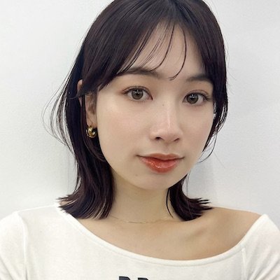 人気の暗髪でも柔らか見せ！幅広い年齢層に似合うツヤ感レイヤーミディ｜最旬ヘアカタログ