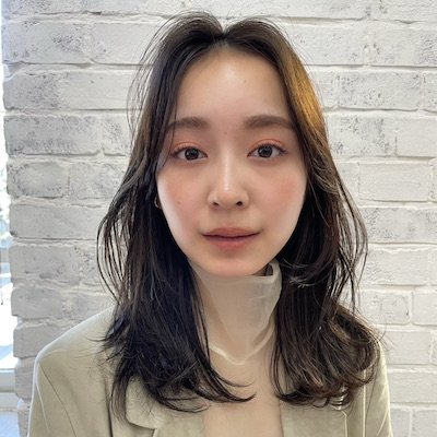 束感＆オリーブカラーで軽やかに！骨格補正を叶えるあか抜けミディ｜最旬ヘアカタログ