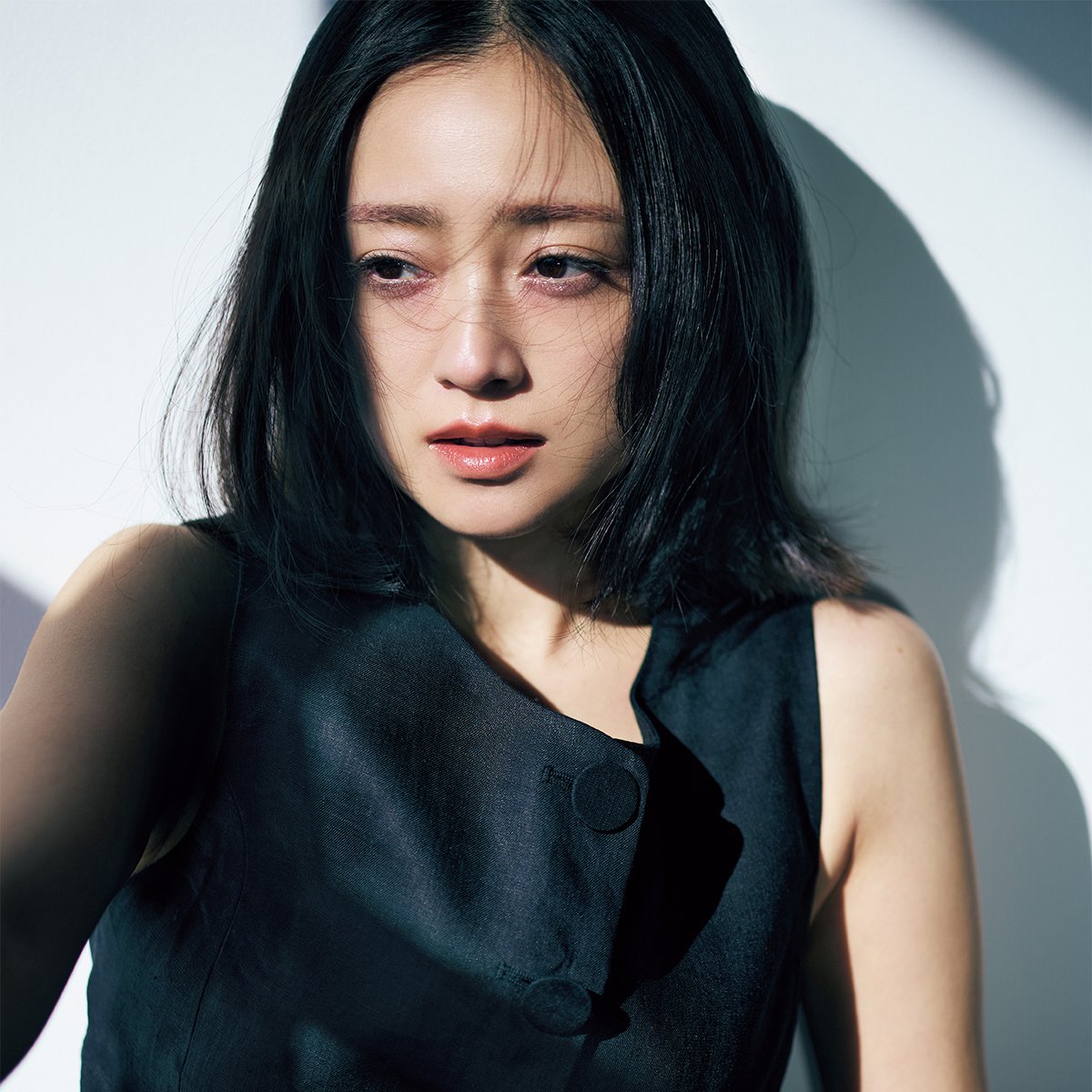 安達祐実が纏うサテンリップ。「ルージュ ディオール」のコーラルで唇から透明感を高めて｜美的GRAND