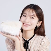 【フリーアナウンサー・山本里菜のポーチの中身】あのプチプラリップを2本持ち！少数精鋭なアイテムたちを徹底解説