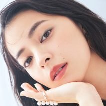 大人の色気にドキッ♡ 定番ベージュ×エレガンス ラズルのダーク系シャドウで抜け感のある目元に！