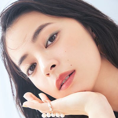 大人の色気にドキッ♡ 定番ベージュ×エレガンス ラズルのダーク系シャドウで抜け感のある目元に！