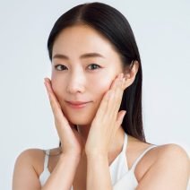 MEGUMIさん愛用♡ エスティ ローダーの人気美容液で“8時間睡眠”のようなぐっすり美肌ケアを♪【『美的』6月号特別付録】