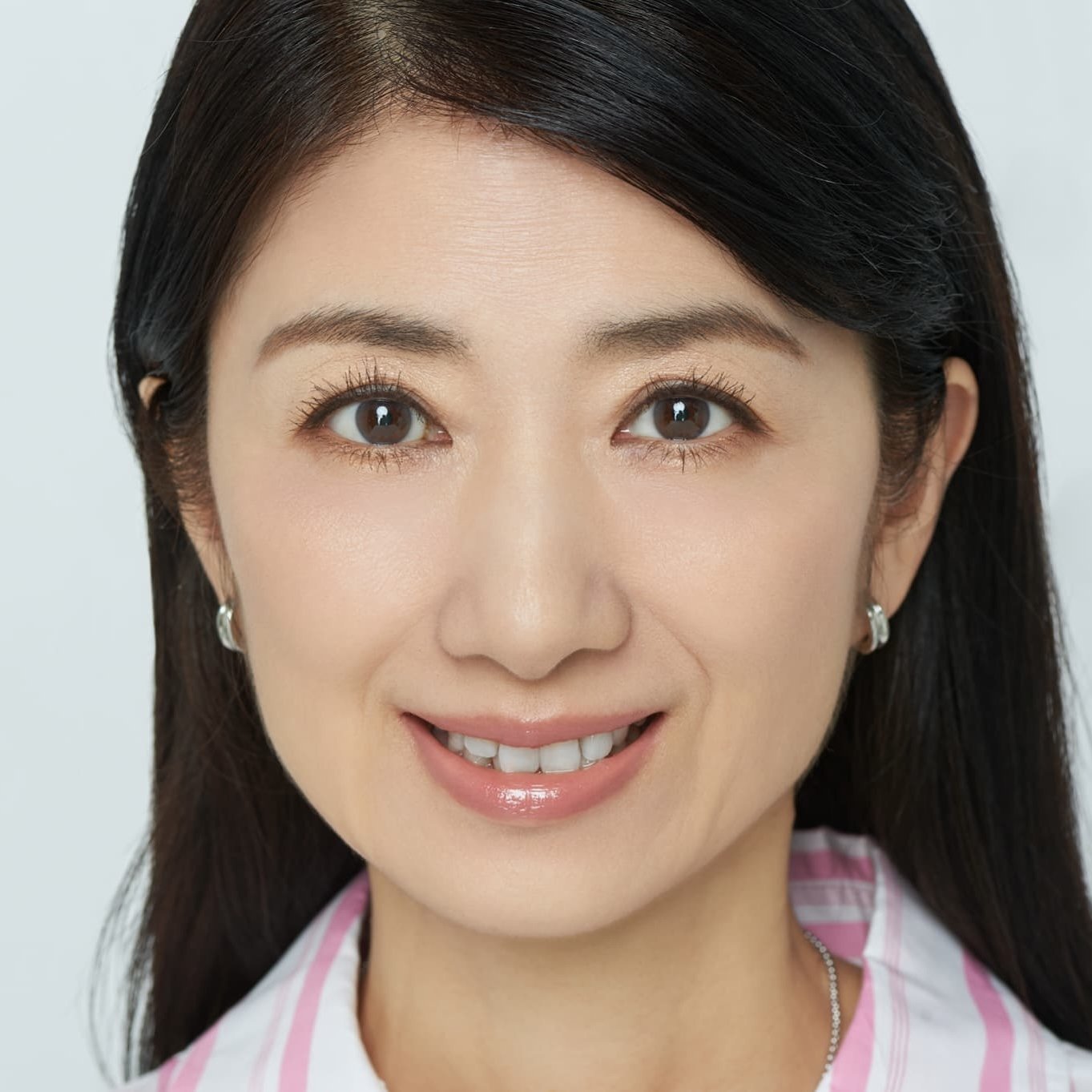 疲れて見える目元のくぼみは“オレンジカラー”で解決！  影感を一掃するプロのアイメイクテク｜yumiの大人のメイク悩み解決塾 Vol.7