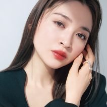 シャネルの限定赤ツヤリップで簡単華やかに！ 塗り方のポイントは？