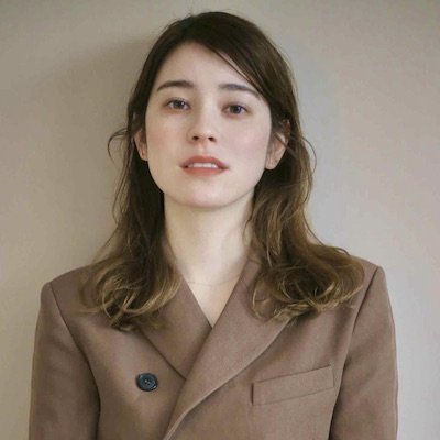 サイドパートがお洒落！ノーアイロンで作るスパイスのきいたロングヘア｜最旬ヘアカタログ