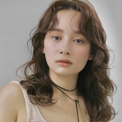 印象チェンジ＆梅雨対策！クセ毛を活かせるコテ巻き風ウェーブのセミロング｜最旬ヘアカタログ