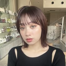 春の印象チェンジに！小顔見せが狙えるピンクブラウンの重めボブ｜最旬ヘアカタログ