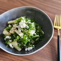 美肌底上げ＆おなかのお掃除にも♪「ケールとパイナップルとカッテージチーズのサラダ」【Today’s SALAD #281】