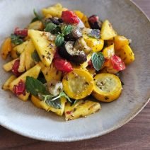 季節の肌悩みのケアは夏野菜で！「夏野菜とパイナップルのハーブマリネサラダ」【Today’s SALAD #284】