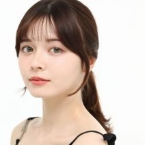 【ヘアアレンジの基本テク】いつものひとつ結びがこれだけで見違える！ 失敗しない後れ毛の作り方