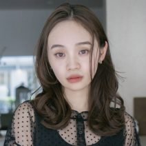 春夏ヘアにぴったり！柔らかシルエットの抜け感ミディ｜最旬ヘアカタログ