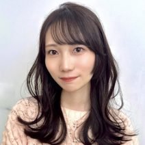 顔まわりレイヤーでふんわり！まとまり感抜群の艶やかミディ｜最旬ヘアカタログ
