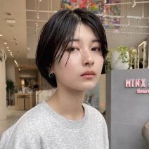 柔らかニュアンスを顔まわりで演出！夏にぴったりの色っぽショートボブ｜最旬ヘアカタログ
