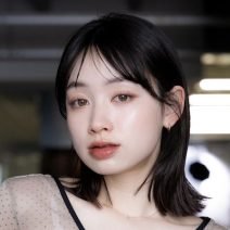 伸ばしかけにも！透け感のある暗髪＆柔らか見せの外ハネロブ｜最旬ヘアカタログ