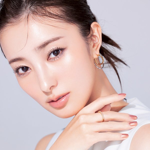 知的なヌーディメイクはつけまやシェーディングで♡ 新時代の洗練美メイクのポイントは？
