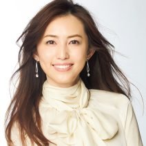 有村実樹さん「ツヤでアラをとばしてくれるものを選びます」｜透明美肌をつくるアイテム4選