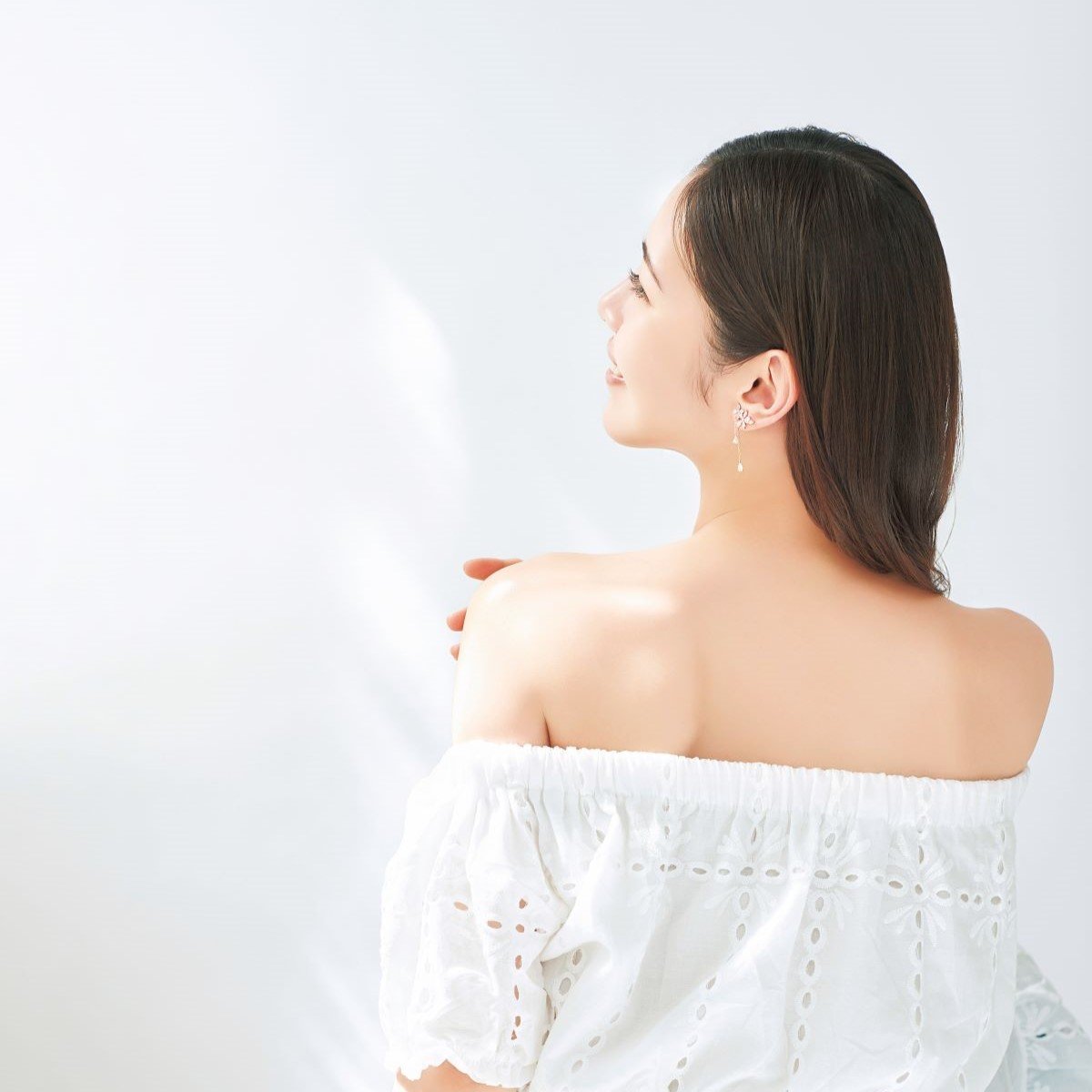 【保存版】すべての不調は「背中」から！？ 簡単ストレッチとケアで美と健康をサポート♡