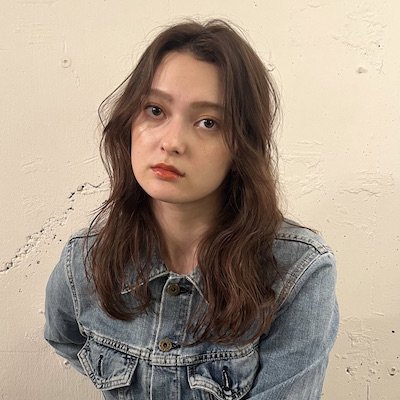 エアリー感がおしゃれ！LAガール風なウェーブセミロング｜最旬ヘアカタログ