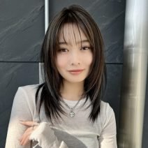 ハイレイヤー×ハイライトで夏先取り！丸顔カバーもできる色っぽセミロング｜最旬ヘアカタログ