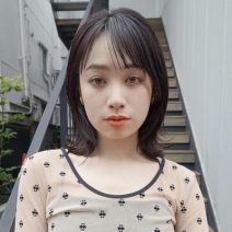 レイヤーカットでふんわり色っぽい！骨格補正の外ハネくびれミディ｜最旬ヘアカタログ