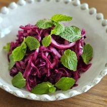 アンチエイジング＆疲れ目ケアにはアントシアニン！「紫キャベツとミントのラペ」【Today’s SALAD #289】