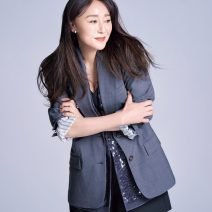 浅野ゆう子さんが『美的』で新連載スタート！ ショートパンツ姿で50年前と変わらぬ美脚を披露