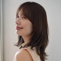 簡単なのに上級者風！柔らかなカールで視線を集める“色っぽレイヤーミディ”｜最旬ヘアカタログ