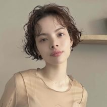 クセを活かすパーマでお手入れ楽々！２WAYバングの洒落感ショートボブ｜最旬ヘアカタログ