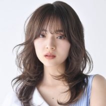 たっぷりレイヤーで色っぽく繊細に！丸顔カバーのお洒落ミディ｜最旬ヘアカタログ