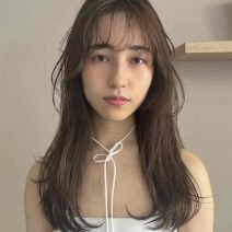 パーマでゆるっとかわいい！大人の抜け感ガーリーロング｜最旬ヘアカタログ