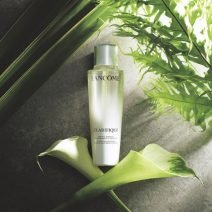 保湿化粧水の「火つけ役」ランコムの化粧水でクリアな光が滑る肌へ｜美的GRAND
